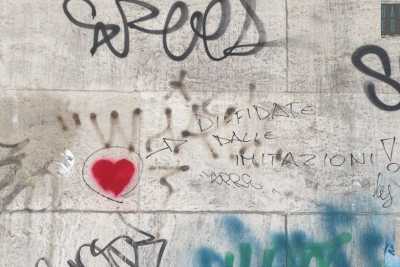 Muri, colonne, fontane: Bari invasa da cuori rossi. E' mistero sull'autore